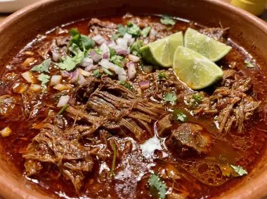 Birria de res mexicana tradicional con su consomé