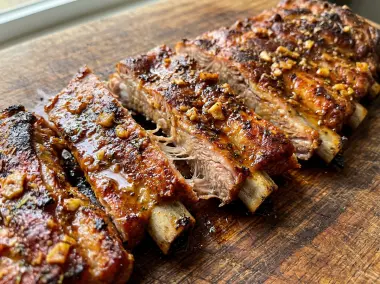 Costillas de cerdo jugosas en airfryer con adobo tradicional al ajillo y pimentón