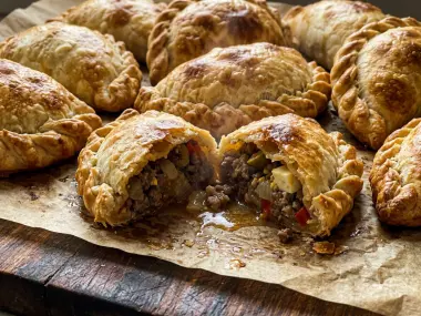Empanadas criollas de carne argentinas tradicionales al horno