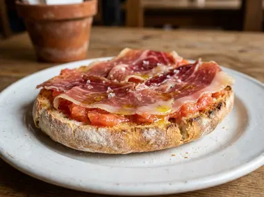 Mollete de Antequera Tostado con Jamón Ibérico, Tomate Rallado y AOVE