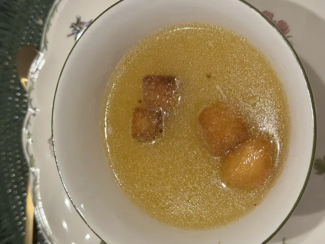 Consomé Reina