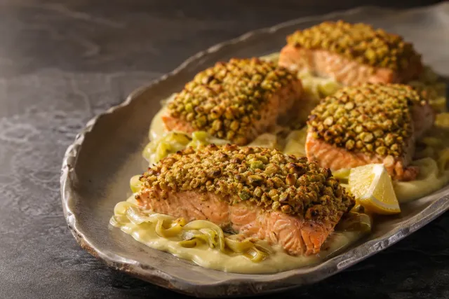 Salmón Al Horno Con Costra De Pistacho Y Crema De Puerro