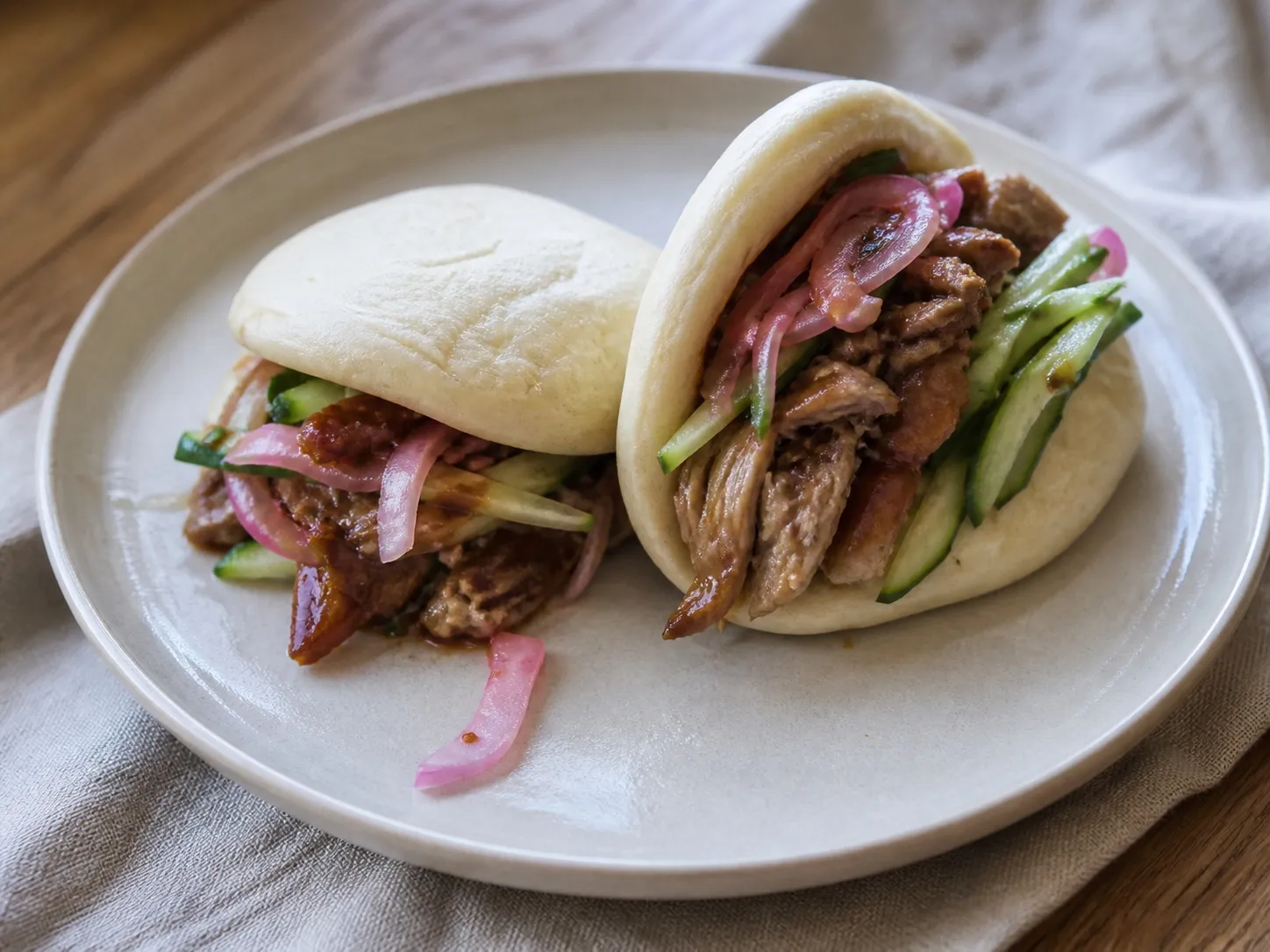 Bao De Cerdo Desmigado Con Hoisin, Pepino Y Cebolla Encurtida