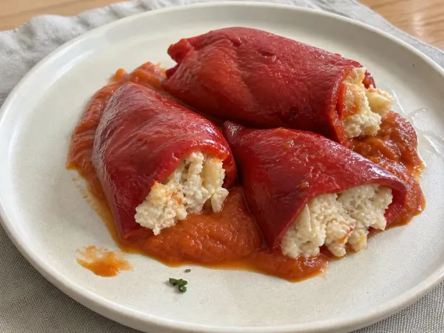 Pimientos Del Piquillo Rellenos De Bacalao Con Salsa De Tomate