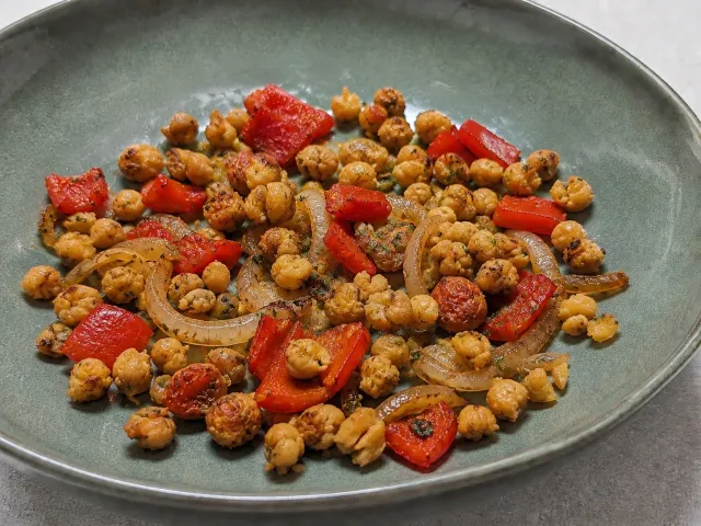 Garbanzos Fritos Con Cebolla, Pimiento Y Comino