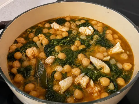 Potaje Tradicional De Garbanzos Con Bacalao Y Espinacas