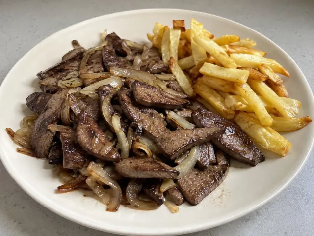 Hígado Encebollado Con Patatas Fritas