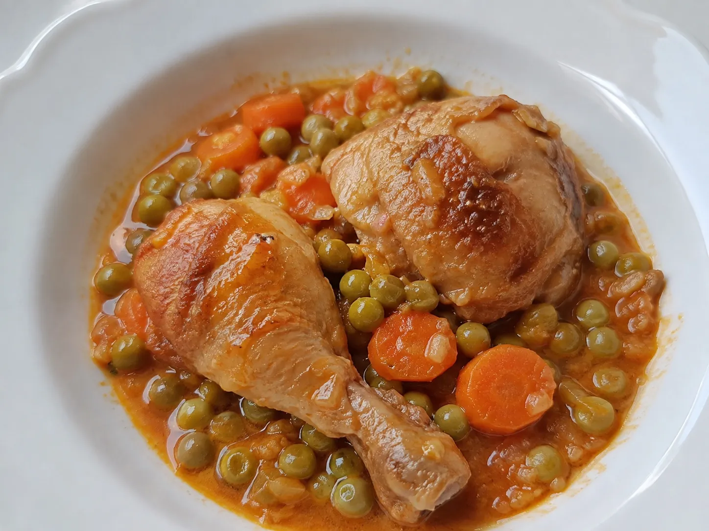 Pollo Guisado Con Guisantes Y Zanahoria