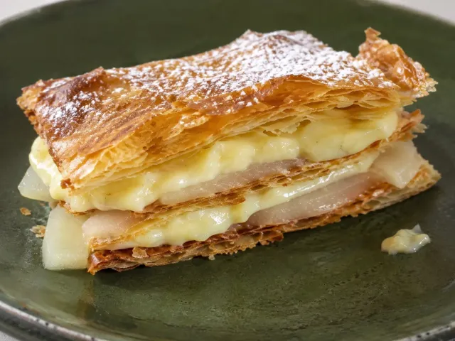 Milhojas Crujiente De Pera Y Crema De Vainilla