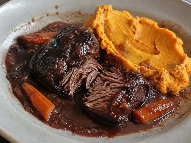 Carrilleras De Cerdo Al Vino Tinto Con Puré De Boniato