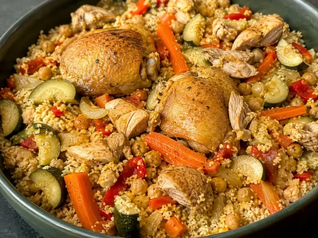 Cuscús De Pollo Con Verduras Y Especias Suaves