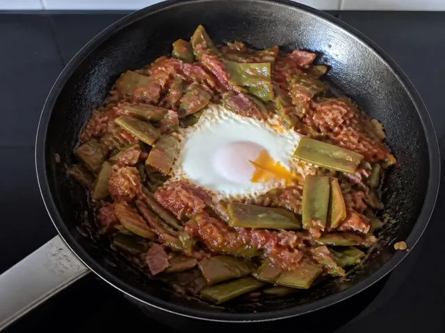Judías Verdes Guisadas Con Tomate, Jamón Y Huevo