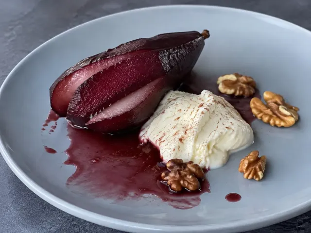 Peras Al Vino Tinto Con Mascarpone Y Nueces