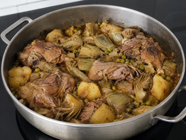 Cordero Guisado Con Alcachofas Y Guisantes
