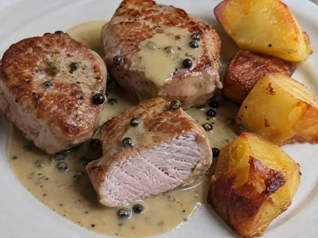Solomillo De Cerdo A La Pimienta Con Patatas Doradas