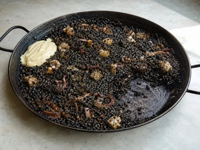 Arroz Negro Con Sepia Y Alioli Casero