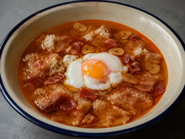 Sopa Castellana De Ajo, Pan Y Huevo