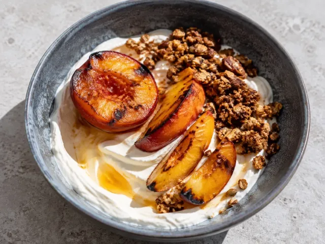 Yogur Griego Con Melocotón Asado Y Granola