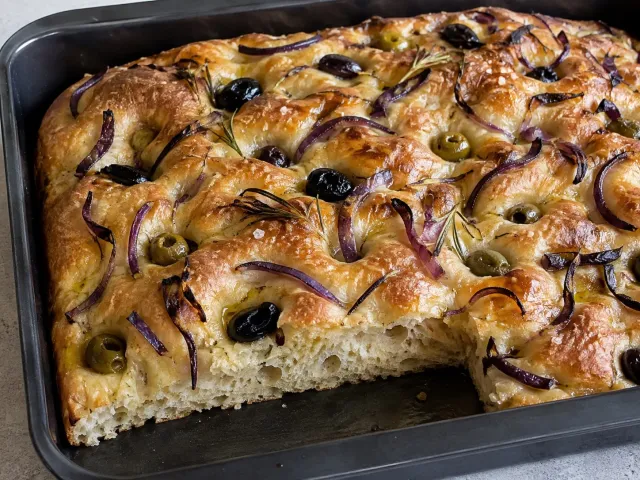 Focaccia De Cebolla Morada, Aceitunas Y Romero