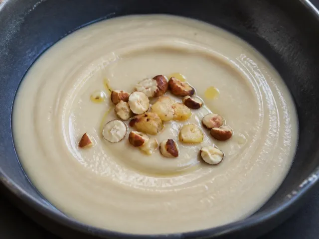 Crema De Apionabo Y Manzana Con Avellanas Tostadas