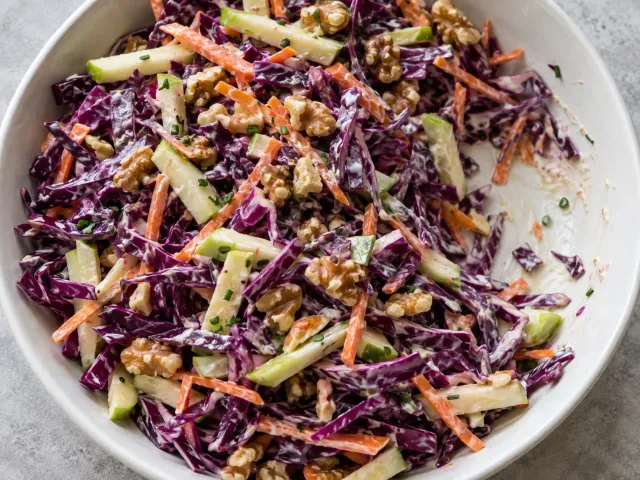 Ensalada Crujiente De Col Lombarda, Manzana Y Nueces