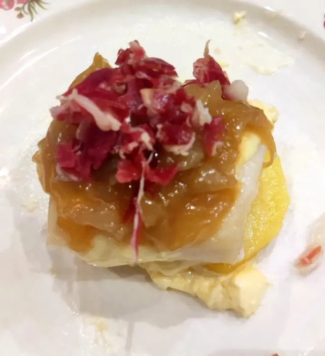 Bacalao al horno gratinado con mayonesa, cebolla caramelizada y jamón