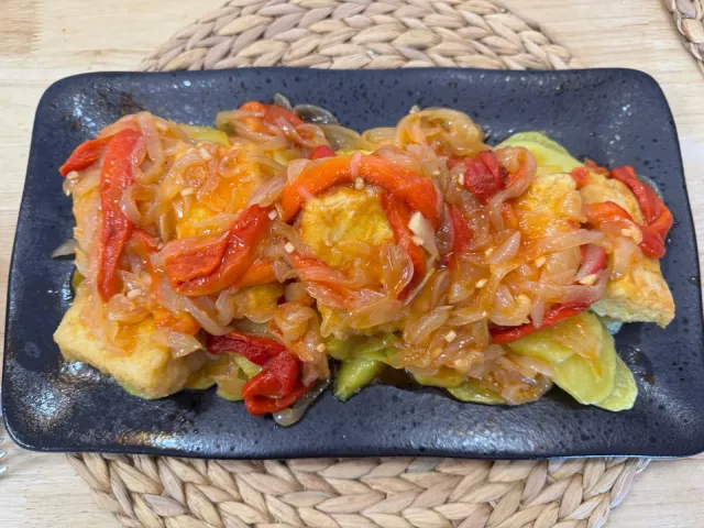 Bacalao con fritada tradicional de pimientos y cebolla