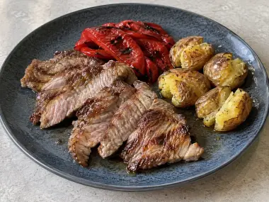 Secreto Ibérico A La Plancha Con Pimientos Asados Y Patatas Chafadas