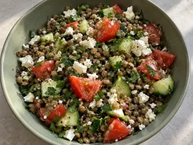 Ensalada De Lentejas Con Tomate, Feta Y Hierbas