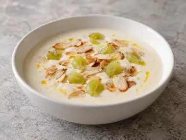 Ajoblanco Malagueño Con Uvas Y Almendras