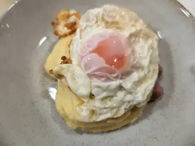 Puré de patatas con salchichas y huevo