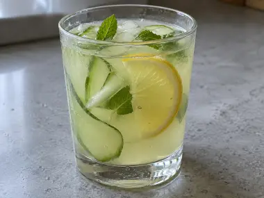 Limonada Casera De Pepino, Limón Y Hierbabuena