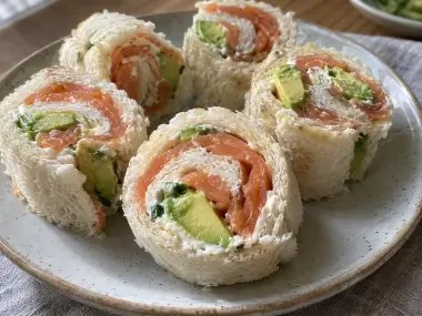 Falso Sushi De Pan De Molde Con Salmón Y Aguacate