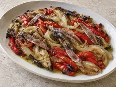 Escalivada Tradicional Catalana Con Anchoas Y Aceite De Oliva Virgen Extra