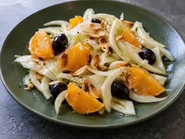 Ensalada De Hinojo, Naranja, Aceitunas Y Almendras