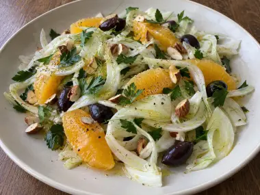 Ensalada De Hinojo Y Naranja Con Aceitunas Y Almendras