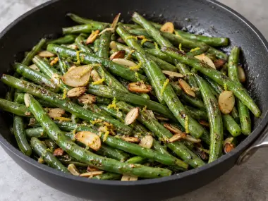 Judías Verdes Salteadas Con Ajo, Limón Y Almendras Tostadas