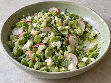 Ensalada Templada De Habas, Rabanitos, Feta Y Hierbabuena