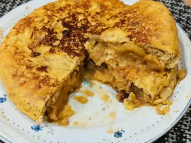 Tortilla de patata con cebolla caramelizada