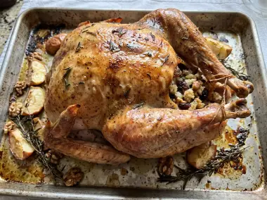 Pavo relleno de navidad tradicional asado al horno con frutos secos y manzana