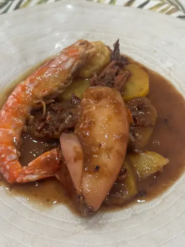 Chipirones al Pedro Ximénez con gambones y jamón