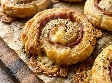 Rollitos crujientes de hojaldre con jamón, queso y sésamo en Airfryer