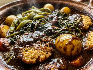 Romeritos tradicionales con mole y tortitas de camarón